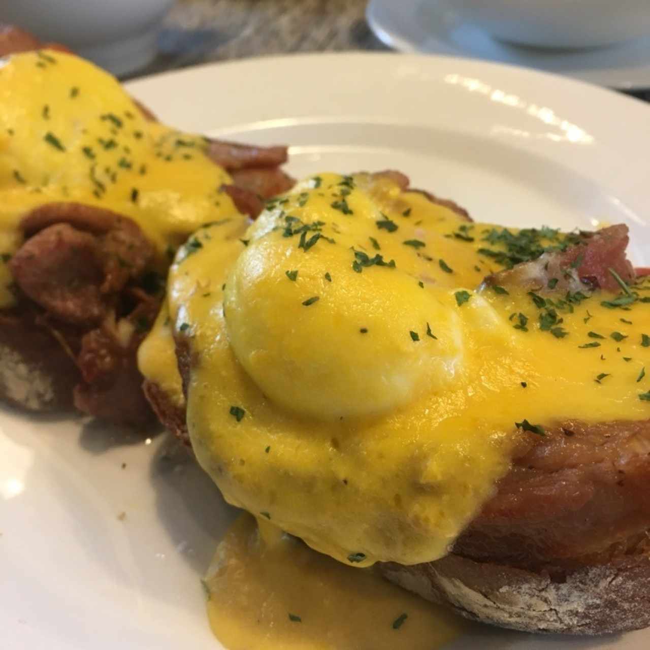 Huevos benedictinos con tocineta y salsa holandesa