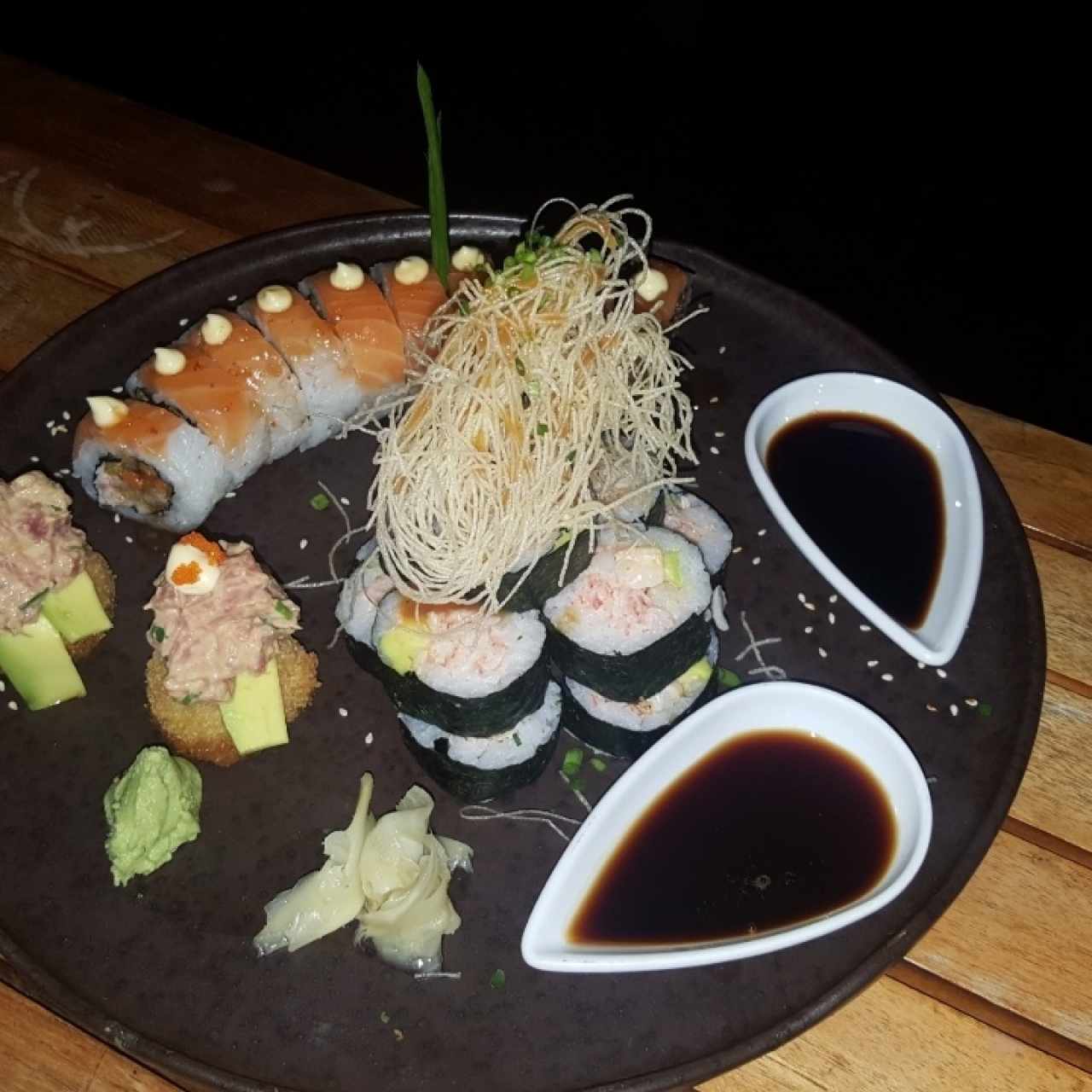 Rollo de salmón, rollo de conchuelas y fideos de arroz