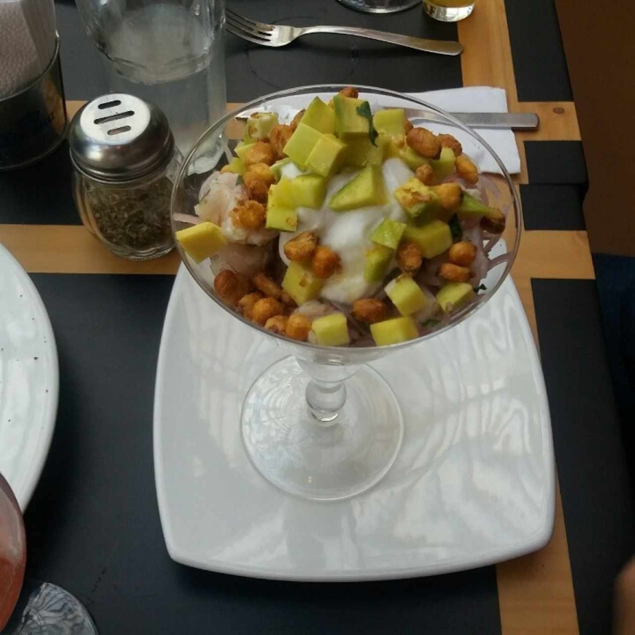 ceviche en salsa de coco, mango y aguacate