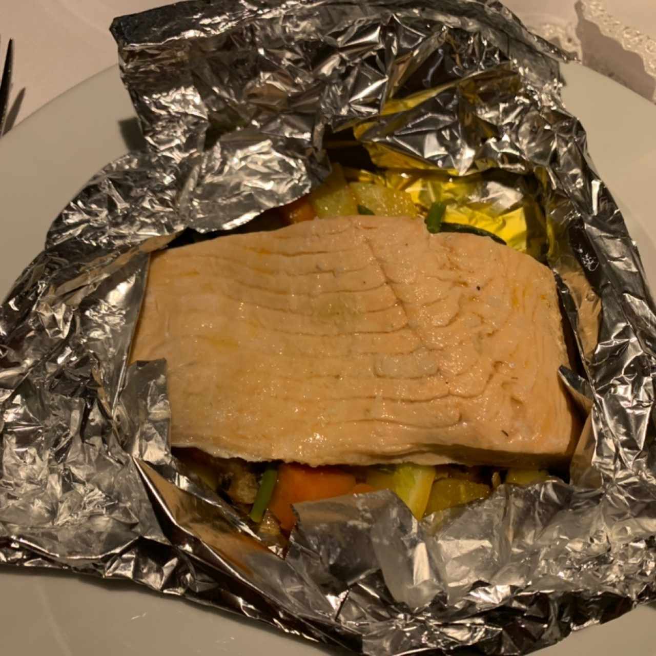 Salmon al cartucho en cama de vegetales 