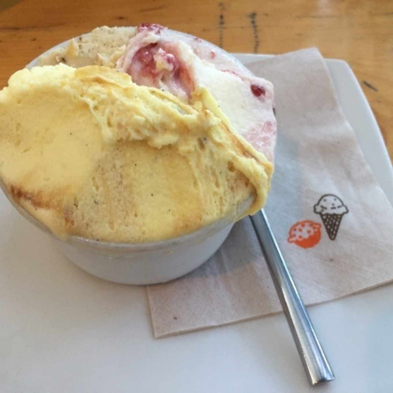 Helado de panettone, creme brulee y cereza italiana