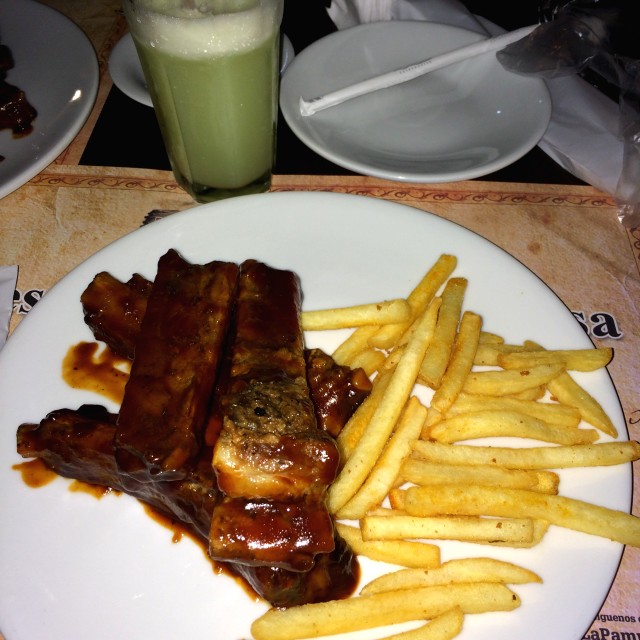 Costillas bbq con papas francesas