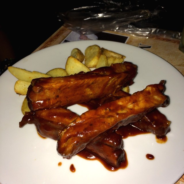 Costillas bbq con cascos de papa