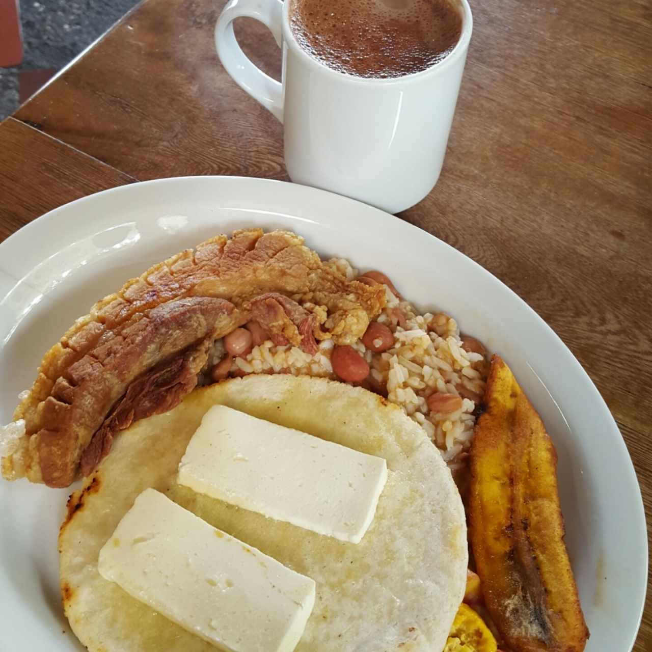Calentado con chicharrón y chocolate