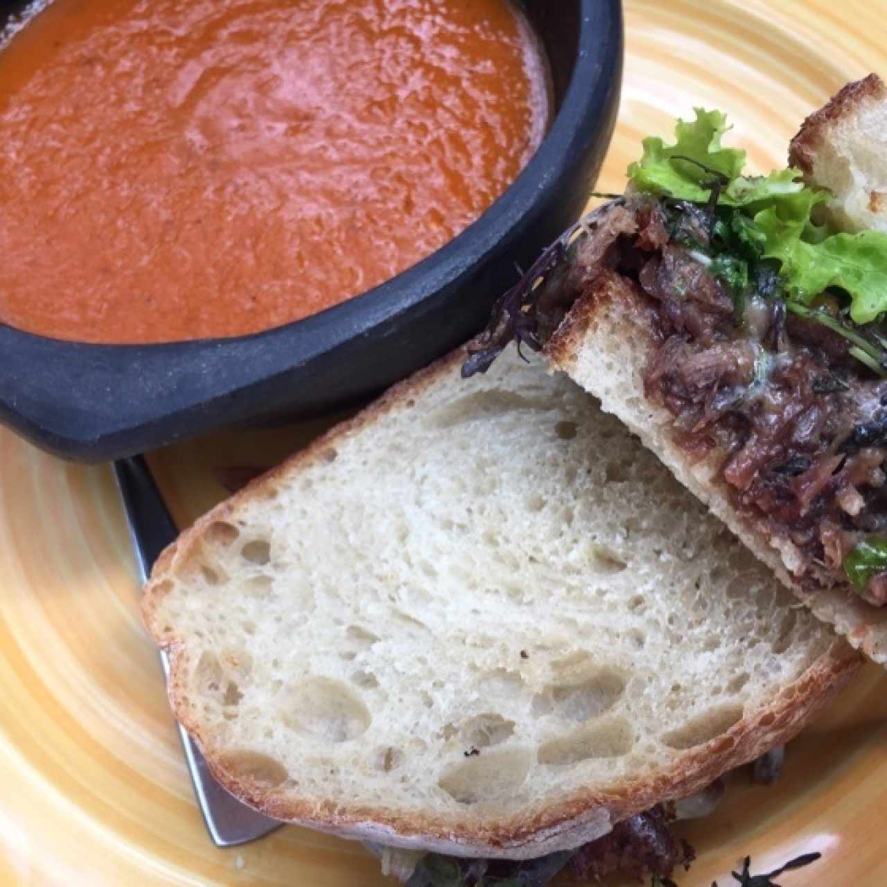 Sandwich de rabo de toro y sopa de tomate 