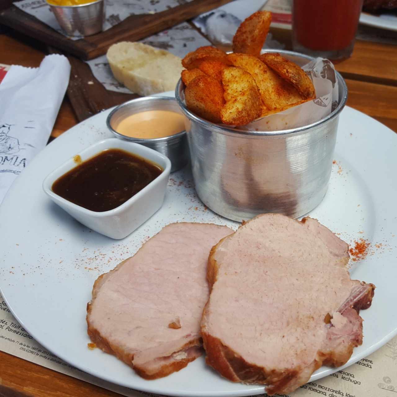 chuletas de cerdo con papas bravas