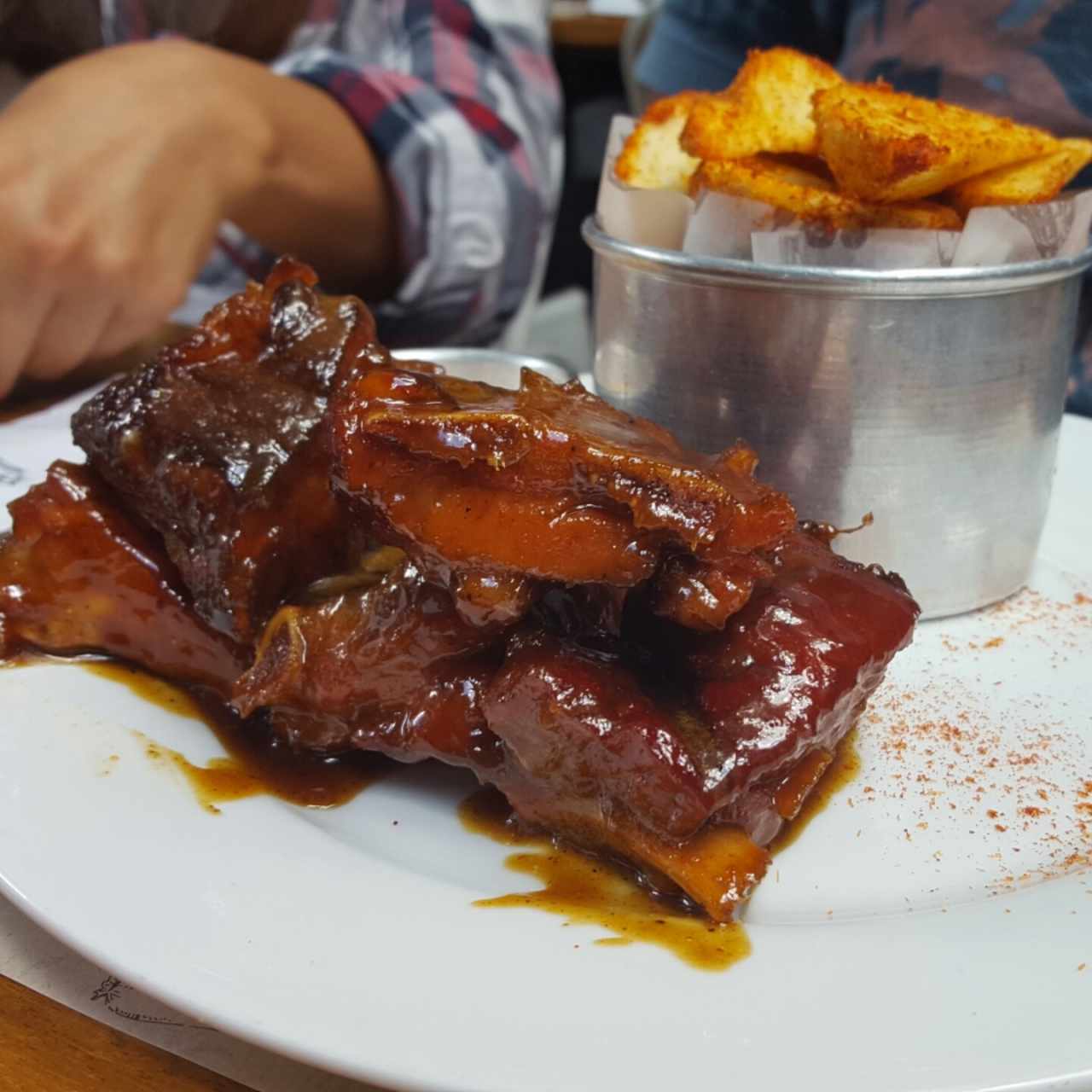 costillas de cerdo con papas francesa