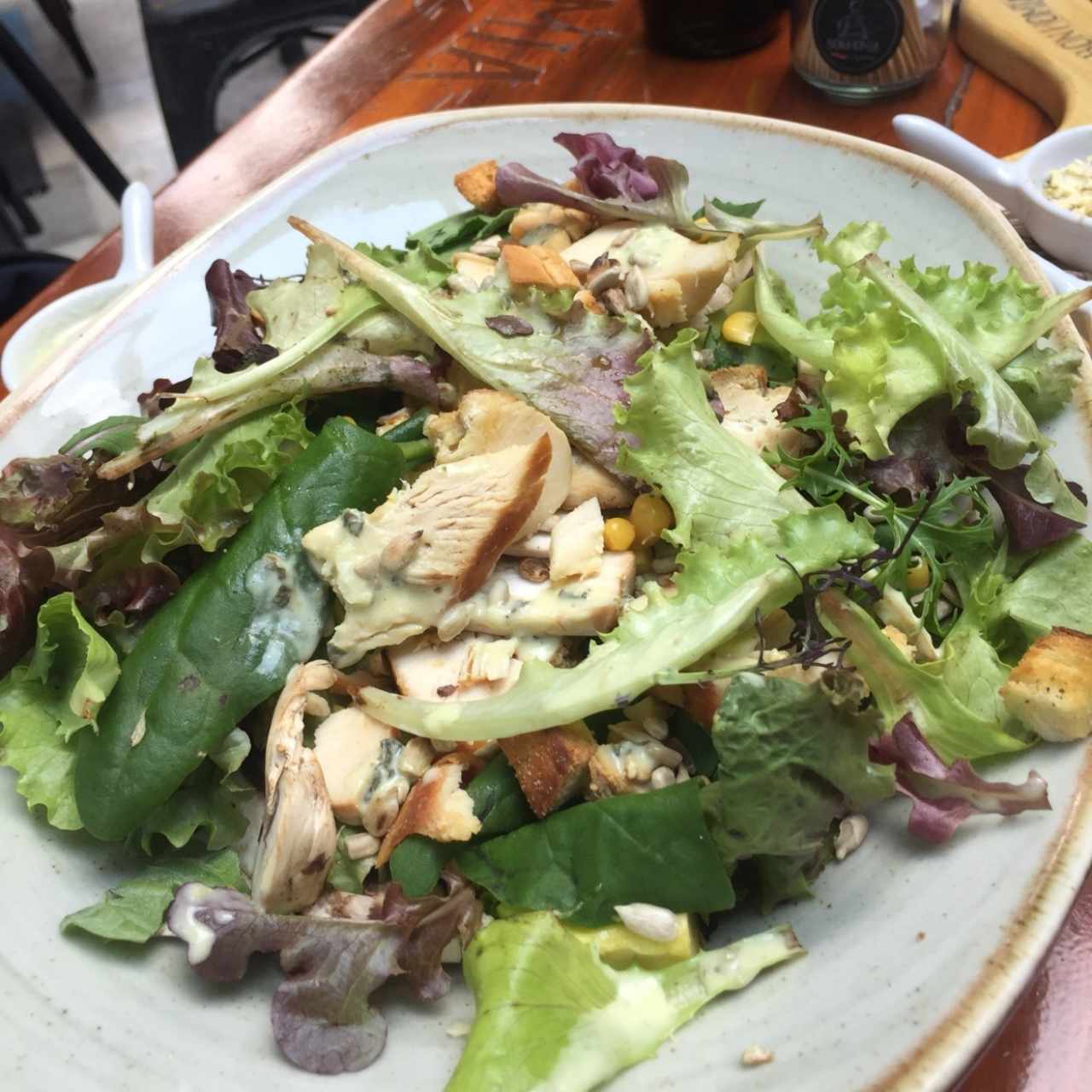 deliciosa y fresca ensalada con variedad de hortalizas, pollo y hongos naturales