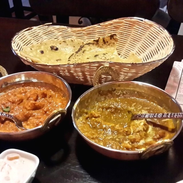 Butter chicken - chicken tikka massala - garlic naan