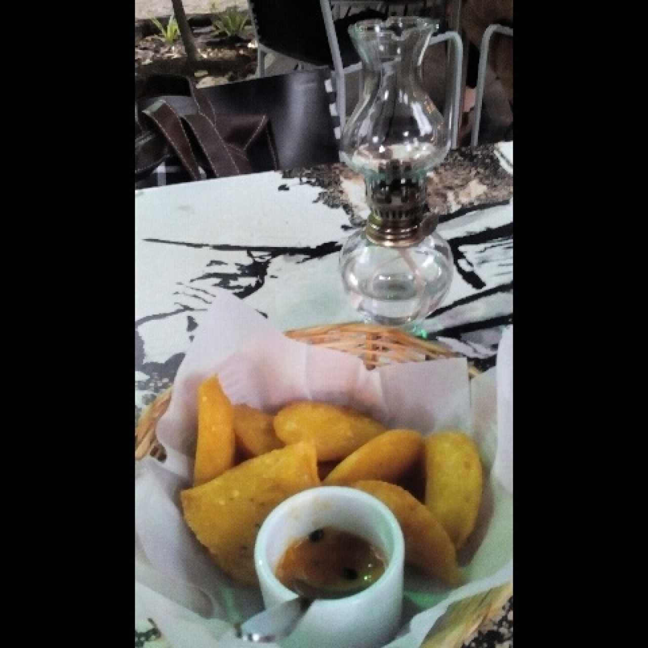 Empanaditas con ají de maracuyá
