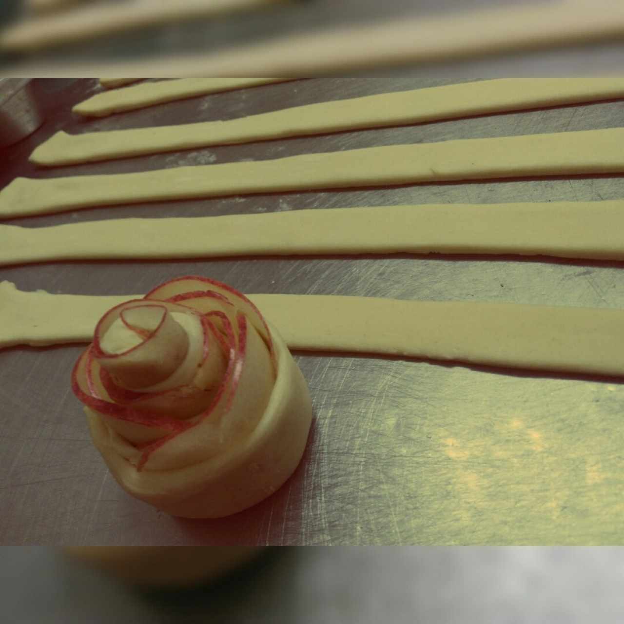 rosas de hojaldre con manzana y canela
