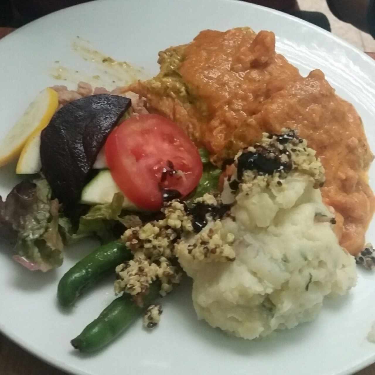 Salmón con salsa de camarones.