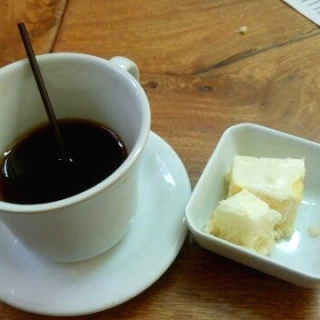 Café expreso y postre