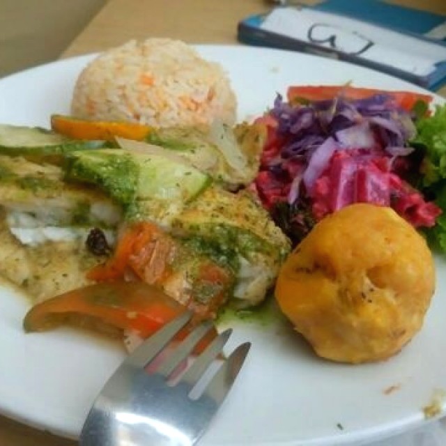 Tilapia en cama de vegetales