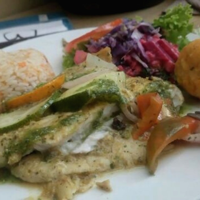 Tilapia en cama de vegetales. 