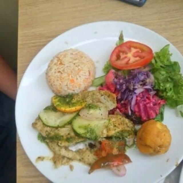 Tilapia en cama de vegetales