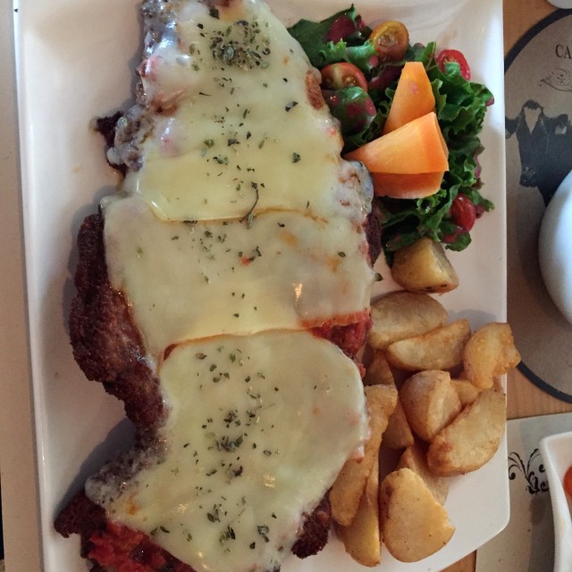 Milanesa napolitana con papa rustica