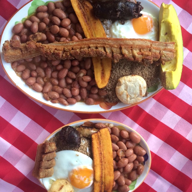 Bandeja Paisa grande y pequeña