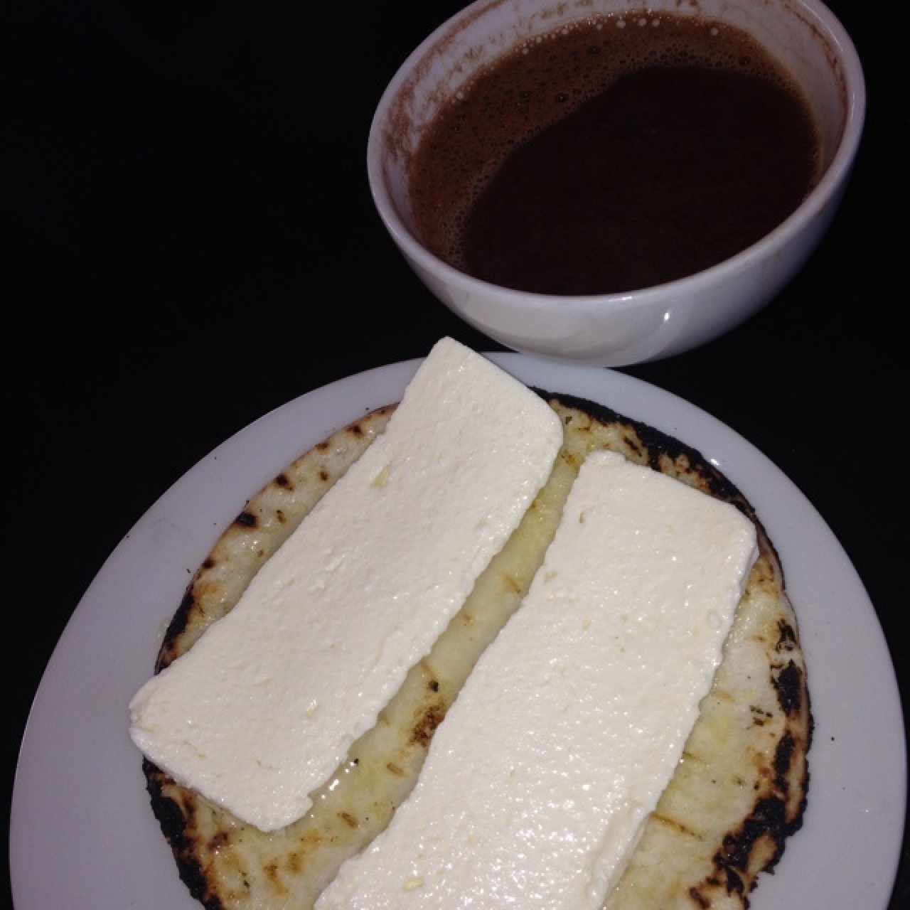 Arepa con queso y chocolate