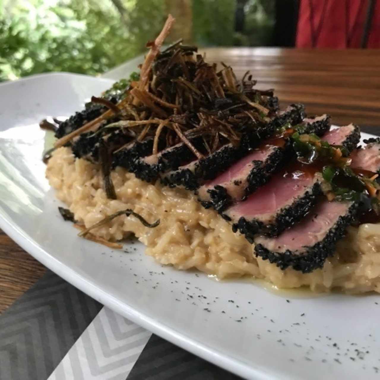 atun en cama de arroz cremoso