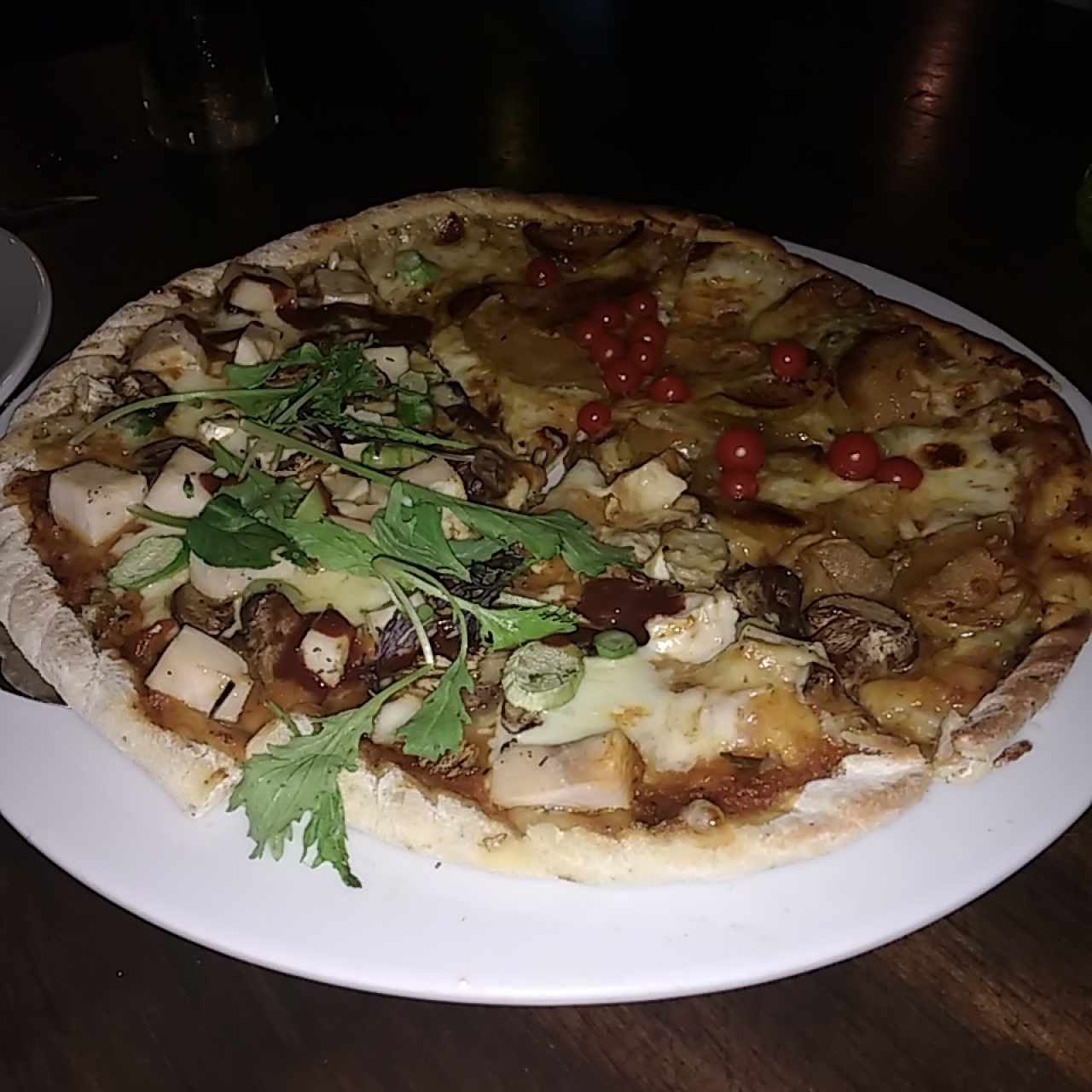 pizza de pollo al tamarindo y manzana con queso azul