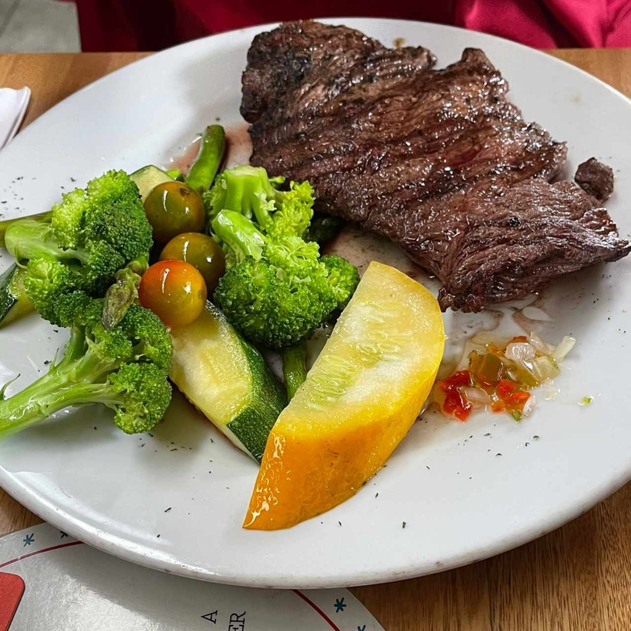 baby beef con vegetales sañteados al vino