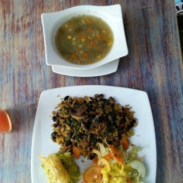 Arroz moro con champiñones. Rizos de papa con guacamole y ensalada. Sopa de quinua