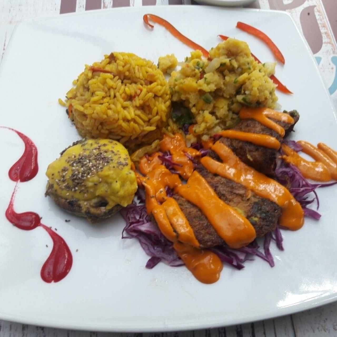 Paella de vegetales, ceviche vegetal, hongo y carne vegetal. 