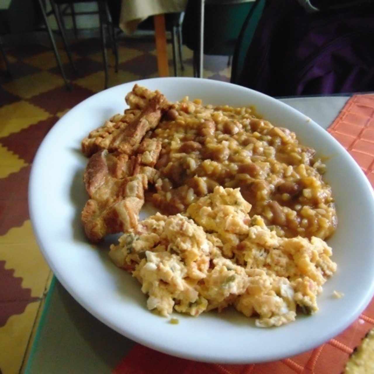 Calentao con chicharron y huevitos