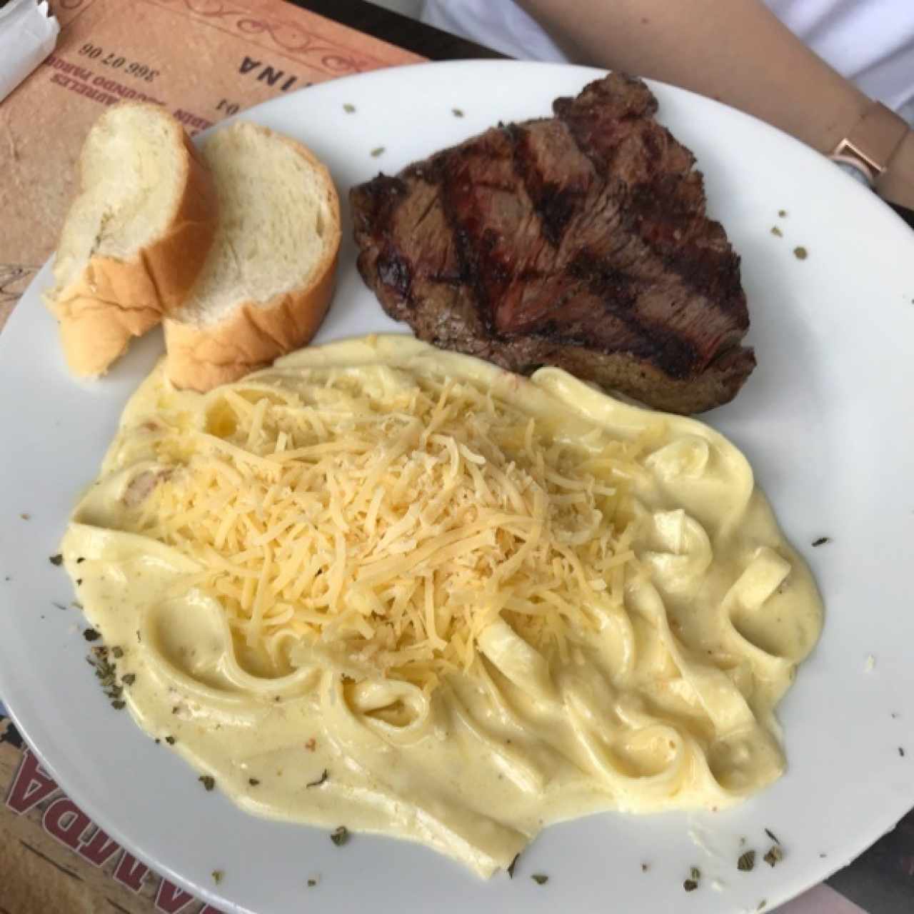 Combinado con salsa alfredo y punta de anca