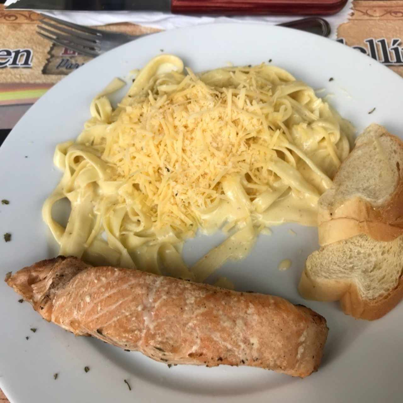 fetuchini con cuatro quesos y salmon