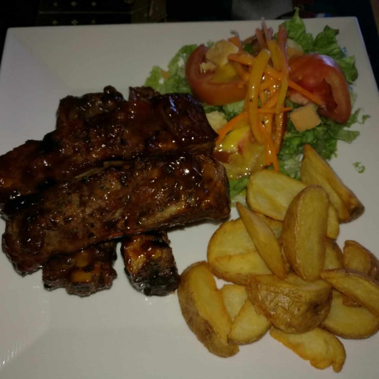 costillas con ensalda y papas