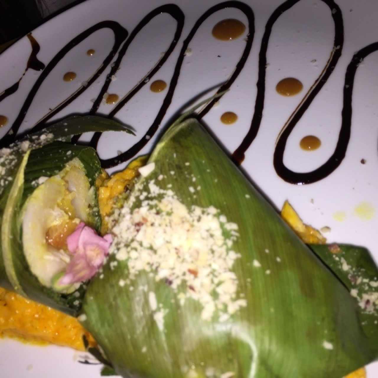 pirarucu en hojas de bijao, relleno de pimenton y piña y arroz cremoso de chontaduro 