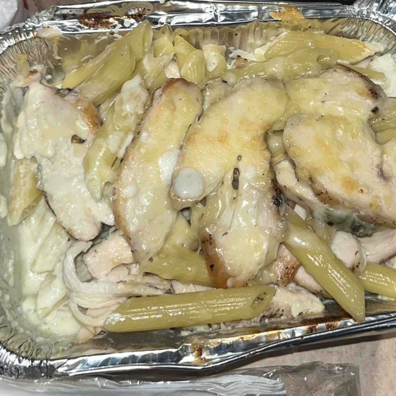 Penne de pollo gratinado