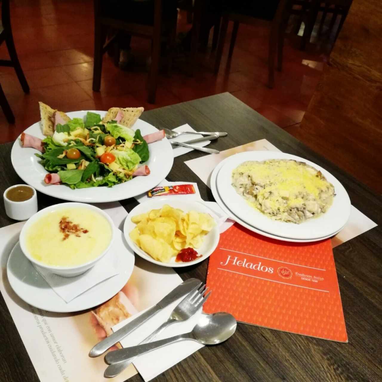 crema maiz, tostada pollo y ensalada pavo