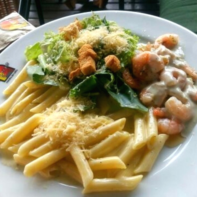 Pasta penne de tres quesos con camarones gratinados y ensalada de la casa