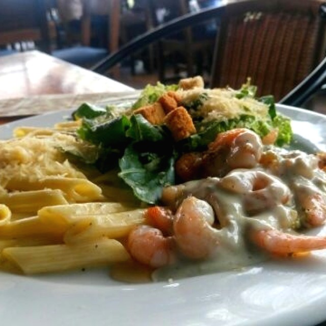 Pastas penne en tres quesos con camarones gratinados y ensalada de la casa