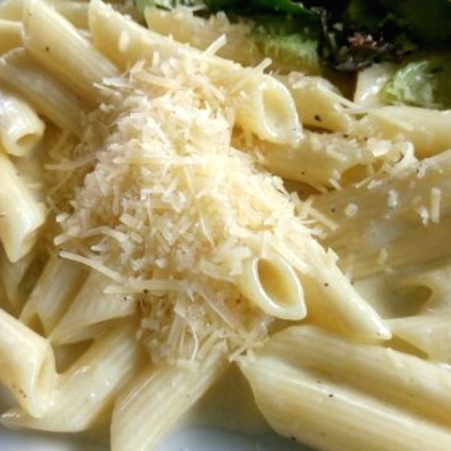 Pasta penne de tres quesos. 