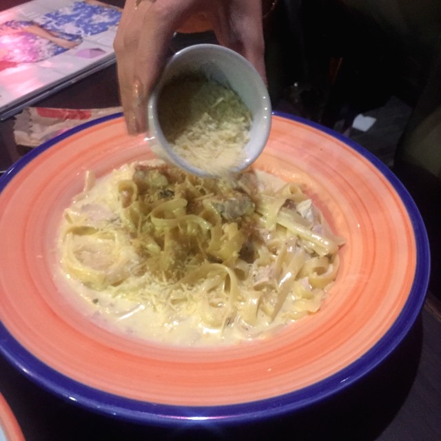 Pasta alfredo con pollo