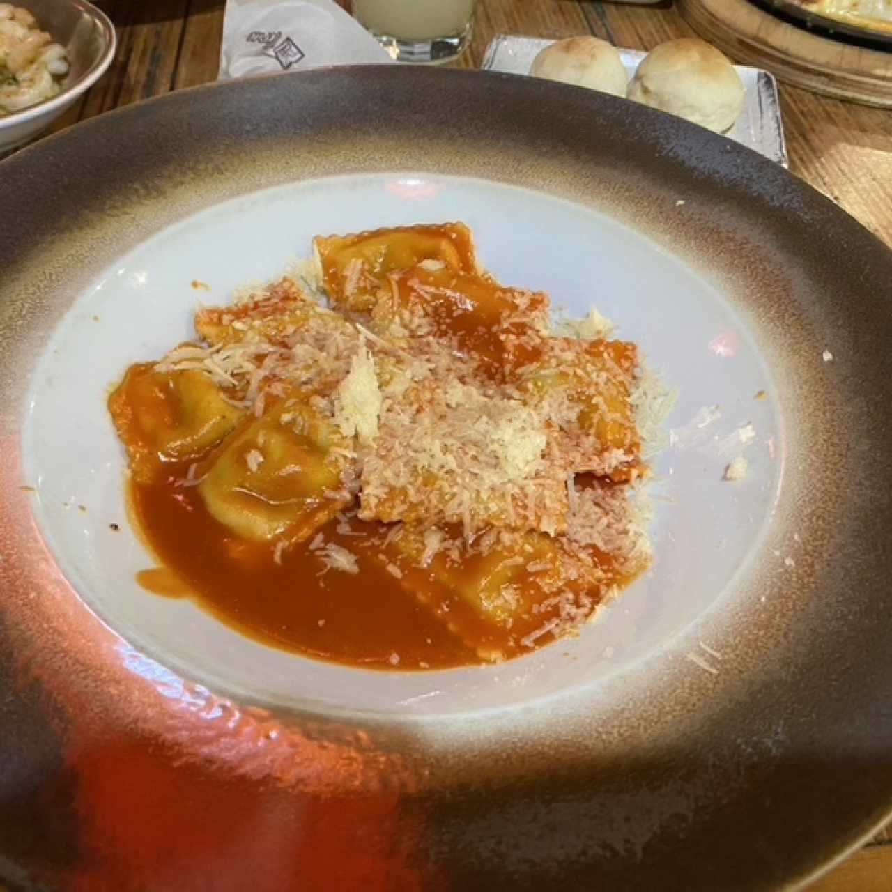 Raviolis con espinaca y rocotta en salsa napolitana 