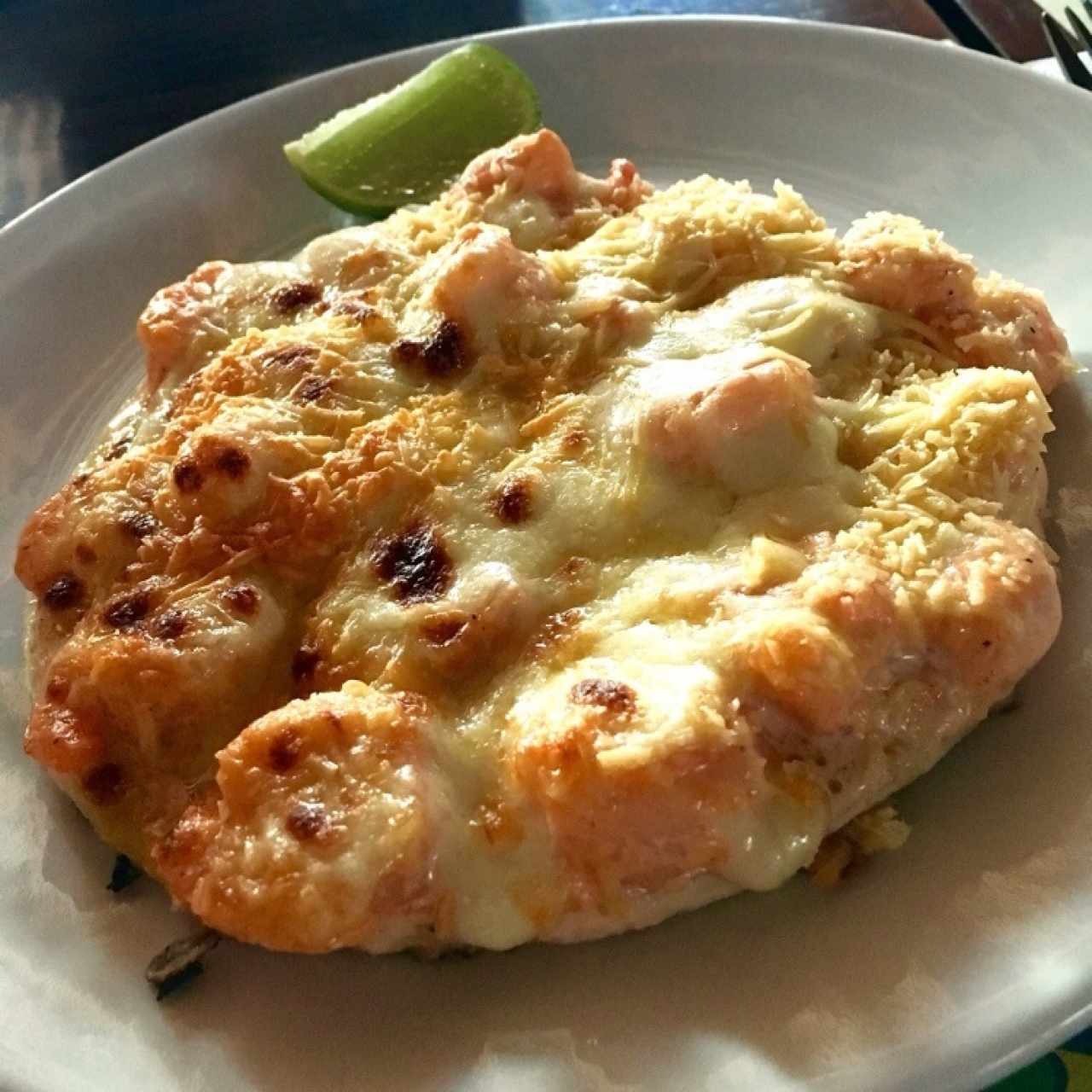arepa de camarones gratinada