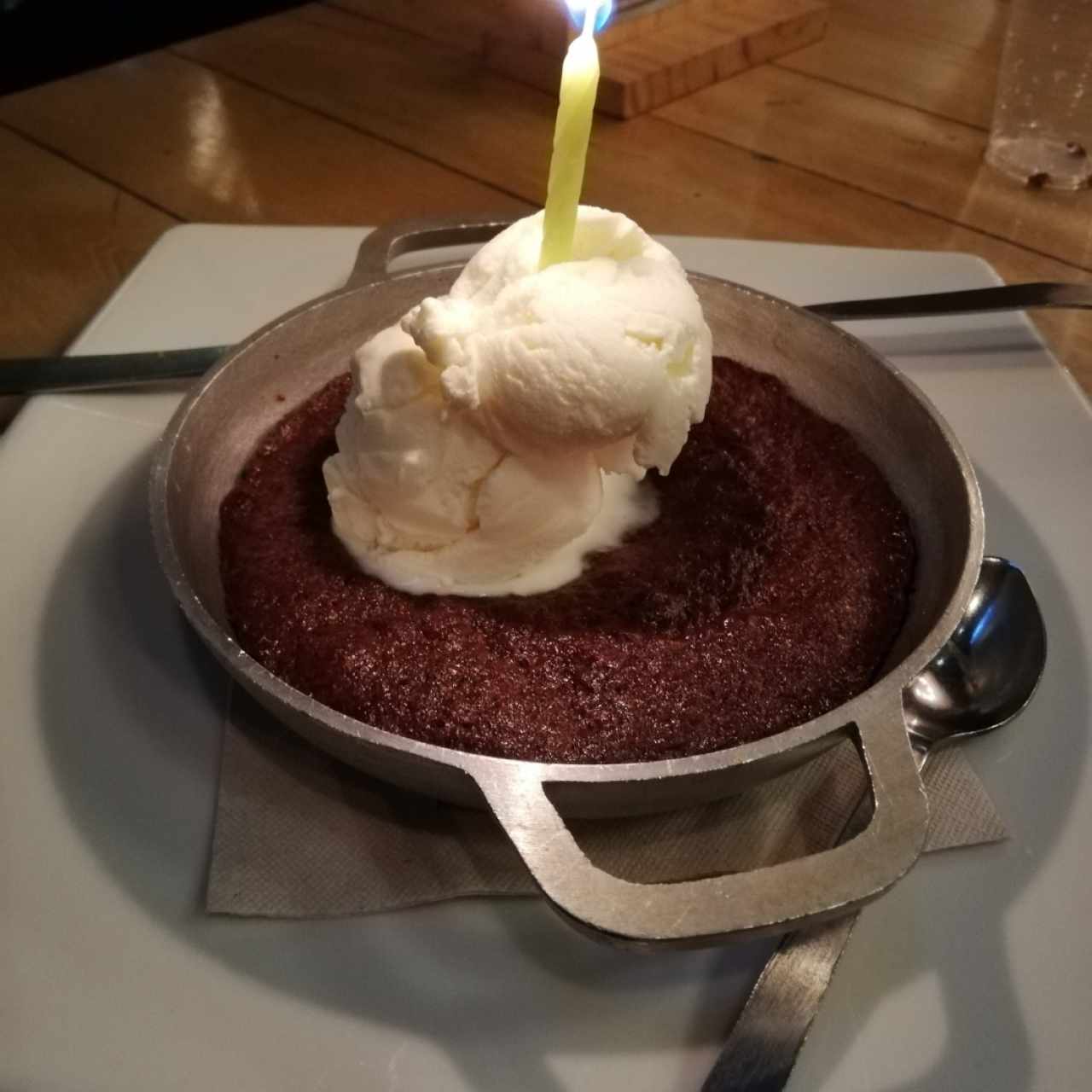 brownie con helado. Detalle de cumpleaños 