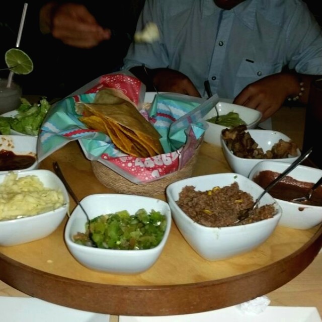 Mezcla de cremas y carnes con tortillas