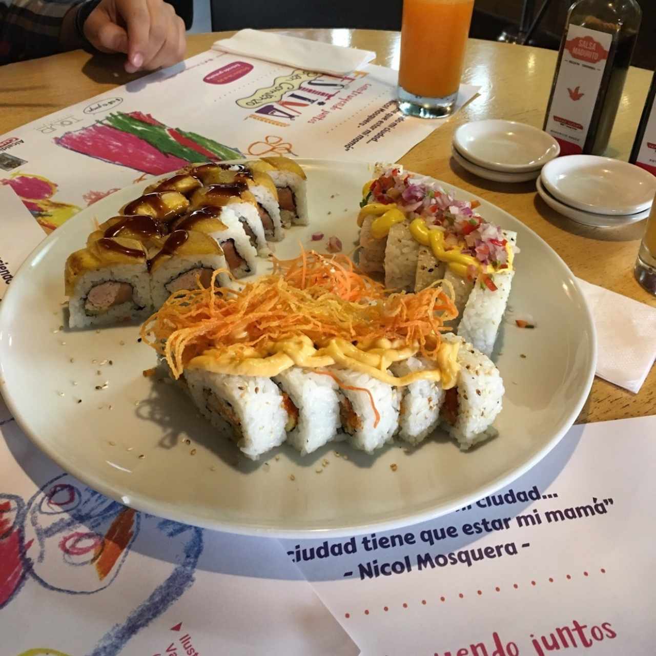 tri de roll. con ceviche, dinamita tempura y madurio.