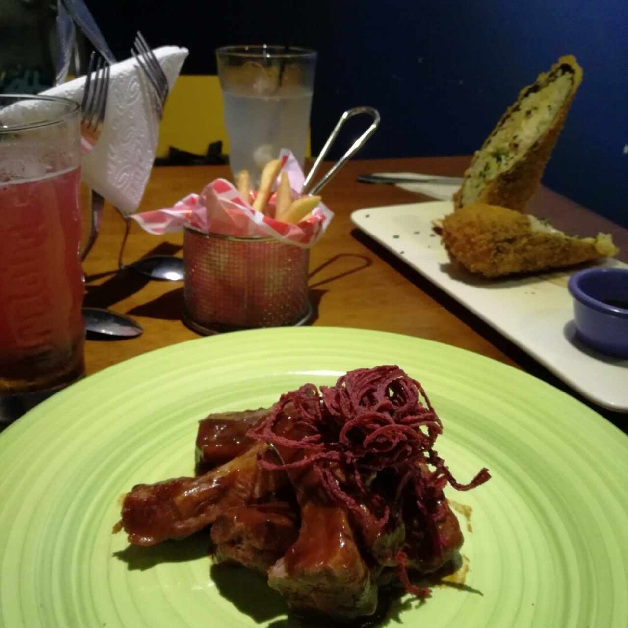 Costillas con BBQ de tamarindo y rollo tempura