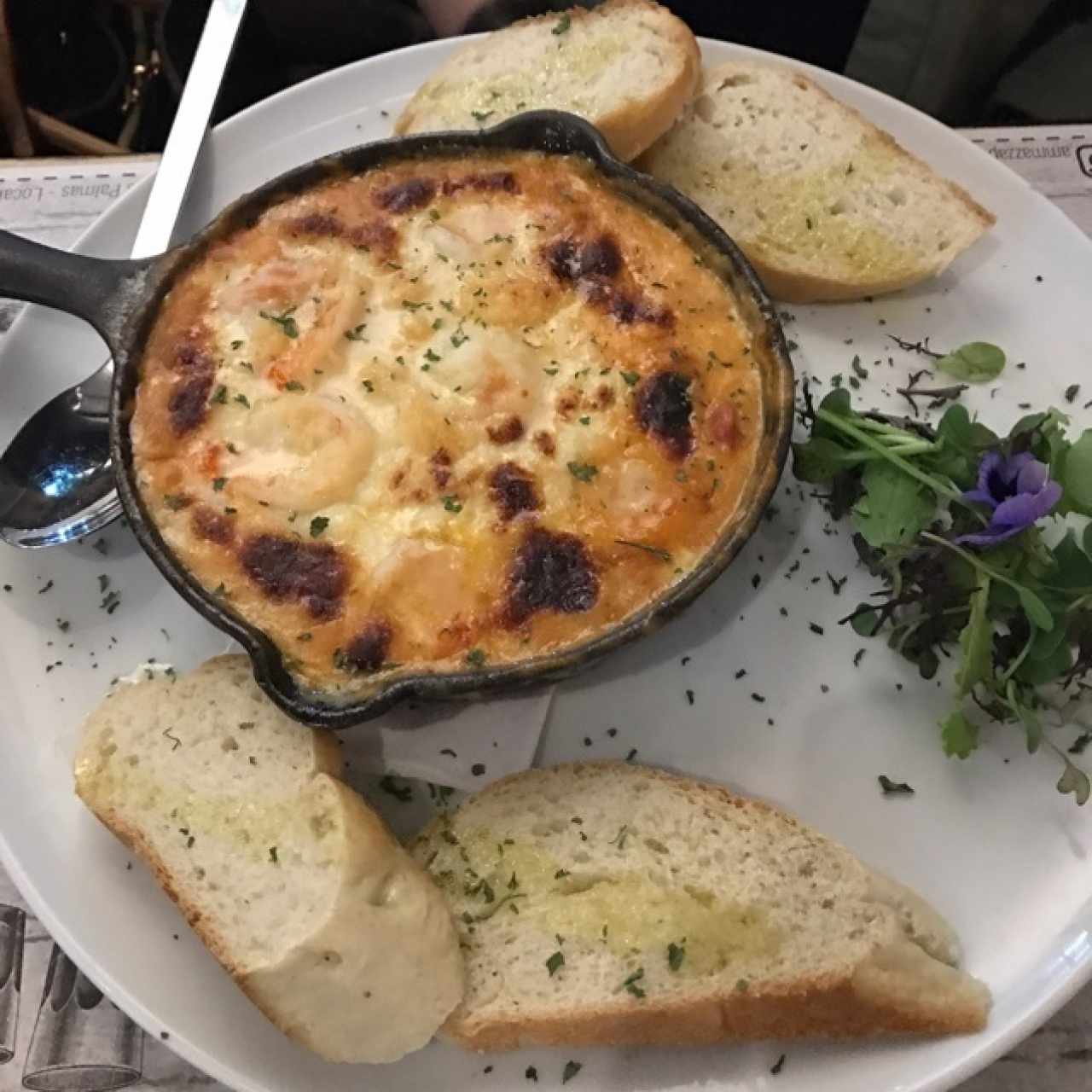 cacerola de hongos y tocineta