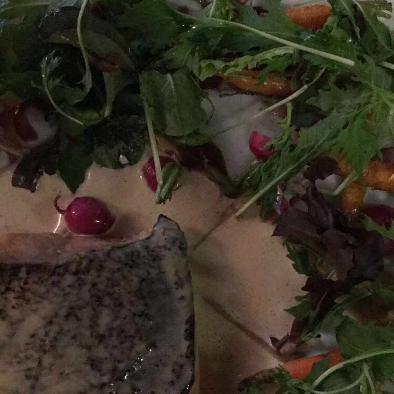 pescado del día con puré de lentejas