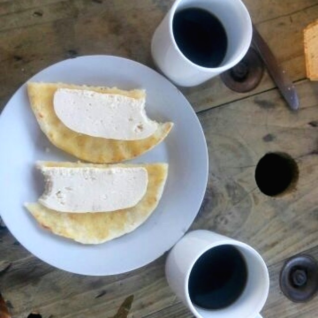 Arepa con queso y café