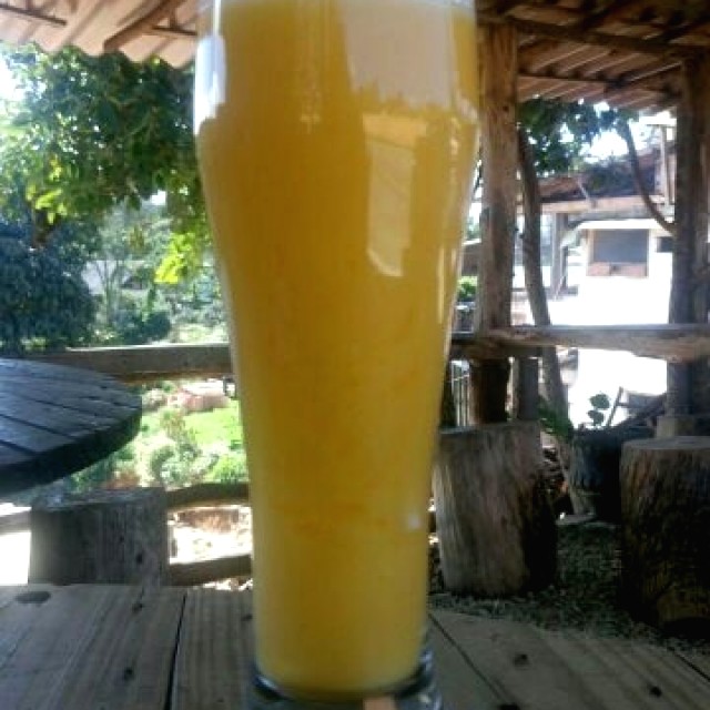 Jugo de mango en agua.