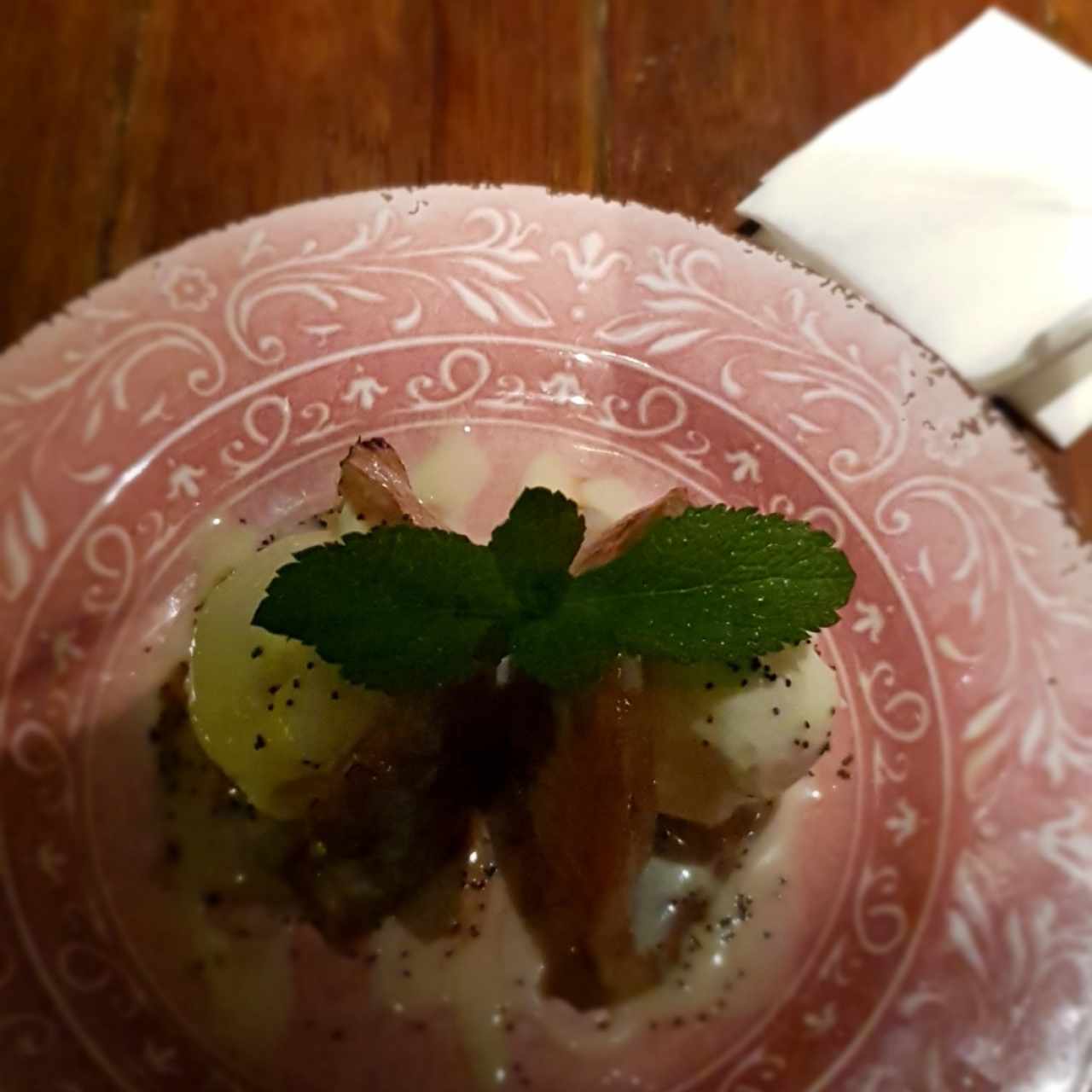 Piña asada con helado de coco